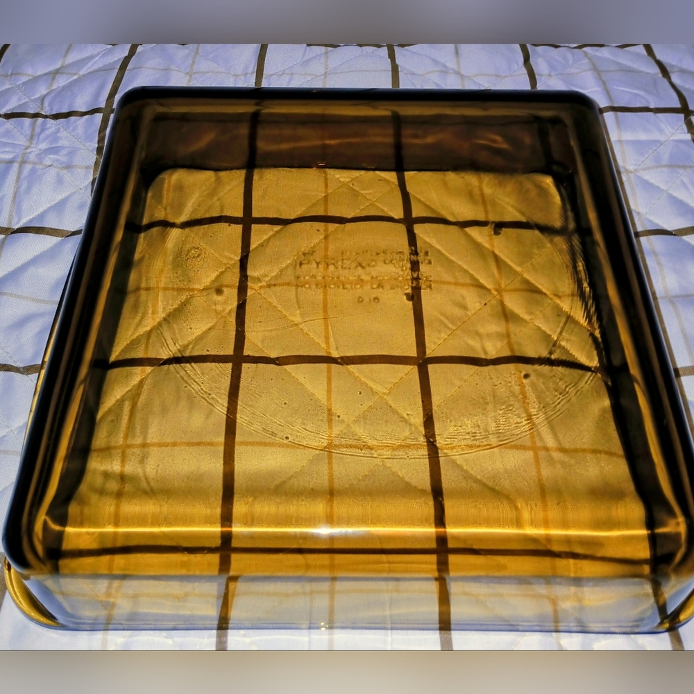 Pyrex π°π§ Square Cake - Baking Dish π°π§ In Rattan Basket - Picture 5 of 9